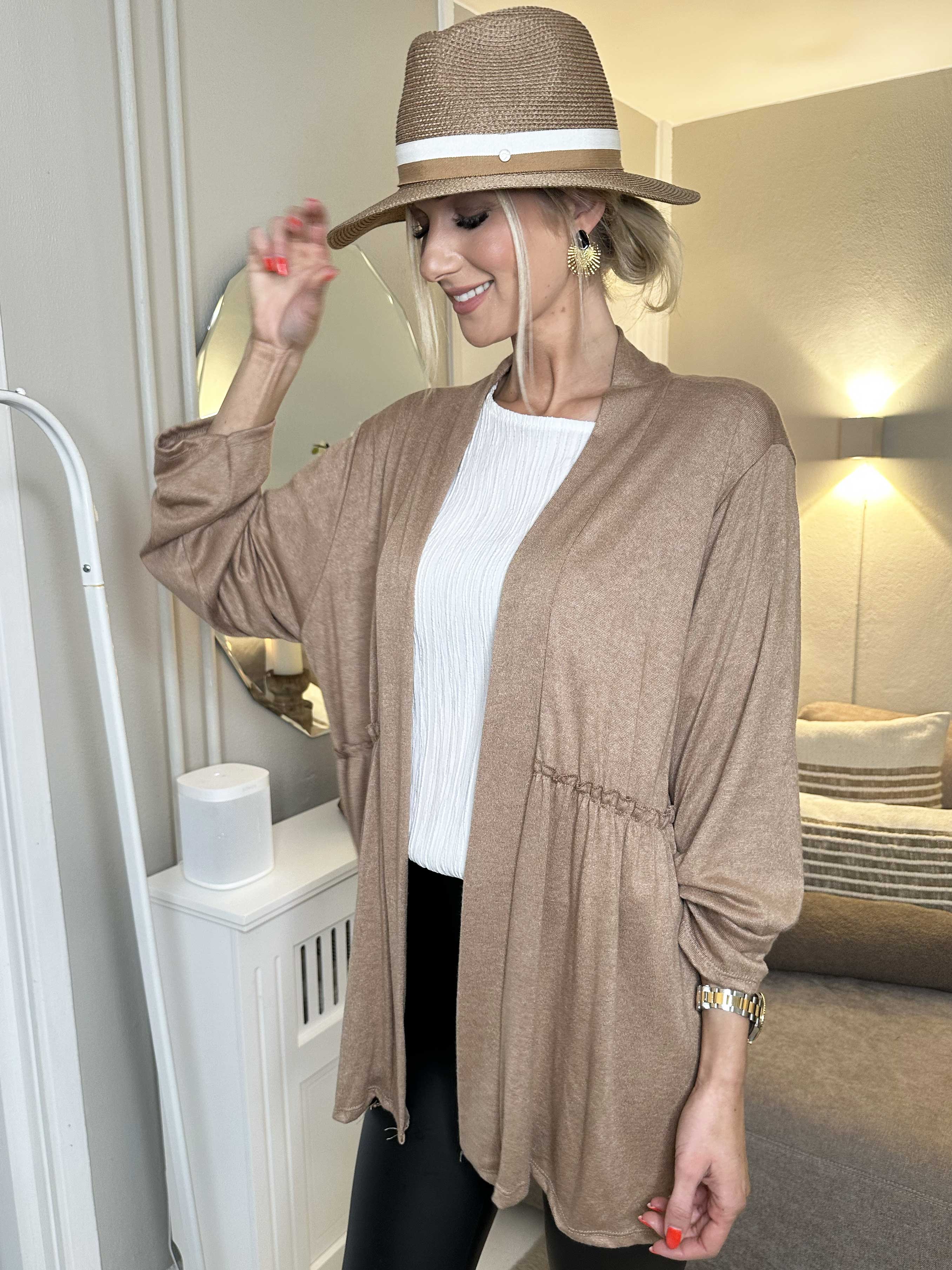 Lilja - Mjuk kofta med liten volangkant